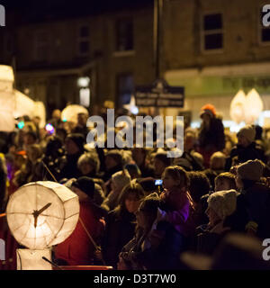 Slaithwaite, UK. Feb 23, 2013. Une foule enthousiaste attend que la lune pour arriver à Slaithwaite, West Yorkshire, Royaume-Uni Le samedi 23 février, 2013. Des centaines de personnes se sont réunies pour regarder une énorme lanterne de papier lune arriver le long du canal et démarrer le moonraking Moonraking 2013 procession pendant le Festival dans le village. Le Moonraking Festival a lieu à Slaithwaite une fois tous les deux ans. Banque D'Images