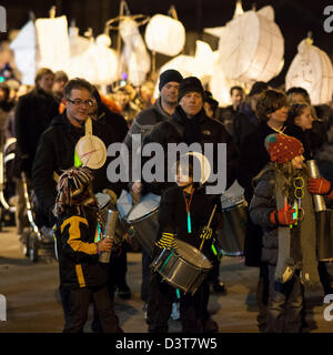 Slaithwaite, UK. Feb 23, 2013. Les enfants sont parmi les musiciens accompagnant la lanterne procession autour du village de Slaithwaite, West Yorkshire, Royaume-Uni, le samedi 23 février, 2013. La procession des lanternes en papier ont marqué la fin de l'Moonraking 2013 Festival. Le Moonraking Festival a lieu à Slaithwaite une fois tous les deux ans. Banque D'Images