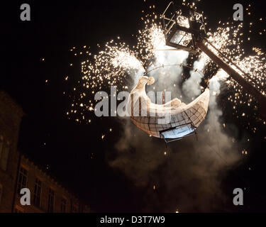 Slaithwaite, UK. Feb 23, 2013. D'artifice marquer la fin de l'Moonraking Festival à Slaithwaite, West Yorkshire, Royaume-Uni Le samedi 23 février, 2013. La grande lanterne de papier lune était illuminé par les feux d'artifice à la fin de la lanterne procession dans le village. Le Moonraking Festival a lieu à Slaithwaite une fois tous les deux ans. Banque D'Images