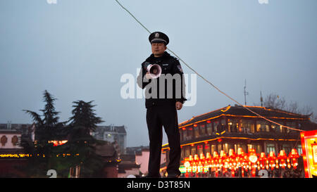 Nanjing, Chine. Feb 24, 2013. Donnant sur la police la foule à la Lanterne Qinhuai juste. La Fête des lanternes, au 15e jour du Nouvel An Chinois, marque la fin de la nouvelle année. Banque D'Images