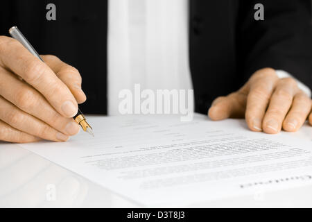 Signature d'un contrat avec la main Stylo Banque D'Images