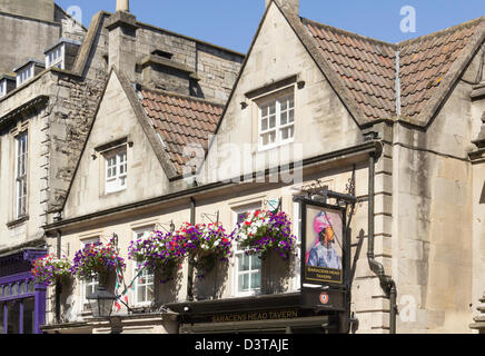 Les étages et grenier gables sur le début du 18e siècle Saracens Head building sur Broad Street dans le bain. Banque D'Images