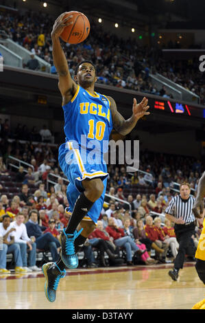 Los Angeles, Californie, États-Unis 24 Feb, 2013. Garde UCLA Bruins Larry Drew II (10) va jusqu'à une mise en place dans la première moitié du jeu de basket-ball de NCAA entre l'USC Trojans et l'UCLA Bruins au Galen Center de Los Angeles, CA. David Hood/CSM. Banque D'Images