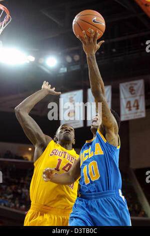 Los Angeles, Californie, États-Unis 24 Feb, 2013. Garde UCLA Bruins Larry Drew II (10) va jusqu'à une mise en place passé avant USC Trojans Dewayne Dedmon (14) dans la première moitié du jeu de basket-ball de NCAA entre l'USC Trojans et l'UCLA Bruins au Galen Center de Los Angeles, CA. David Hood/CSM. Banque D'Images