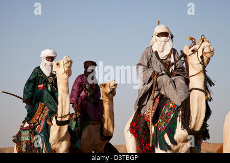 Wodaabes nomades montent leurs chameaux dans le cadre du Gerewol Festival à Ingal, Niger Banque D'Images