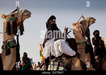 Wodaabes nomades montent leurs chameaux dans le cadre du Gerewol Festival à Ingal, Niger Banque D'Images