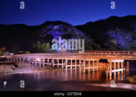 Historique Le pont Togetsukyo, illuminé la nuit dans le quartier de Arashiyama, Kyoto, Japon. Banque D'Images