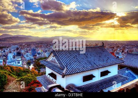 Matsuyama Castle et Matsuyama cityscape dans l'après-midi. Banque D'Images