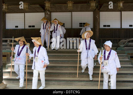 Pèlerins religieux au temple Kongobuji Miedo en complexe du temple sur le Mont Koya, chef du temple de bouddhisme shingon Koyasan Banque D'Images