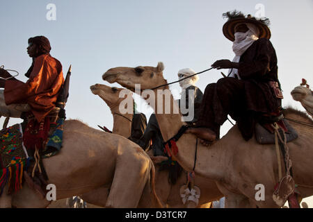 Wodaabes nomades montent leurs chameaux dans le cadre du Gerewol Festival à Ingal, Niger Banque D'Images