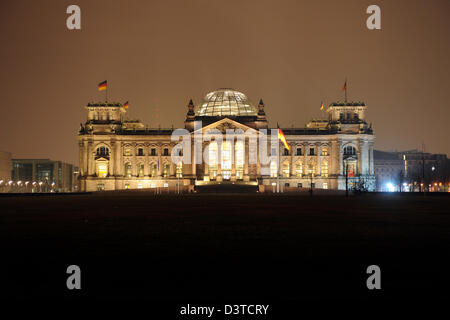 Berlin, Allemagne, le Reichstag à la place de la République dans le quartier berlinois de Tiergarten de nuit Banque D'Images