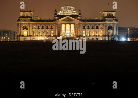 Berlin, Allemagne, le Reichstag à la place de la République dans le quartier berlinois de Tiergarten de nuit Banque D'Images