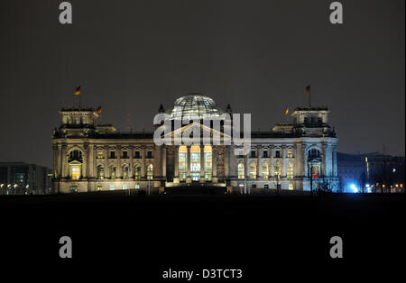 Berlin, Allemagne, le Reichstag à la place de la République dans le quartier berlinois de Tiergarten de nuit Banque D'Images