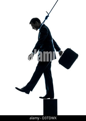 Un homme suicidaire business man hanging in silhouette studio isolé sur fond blanc Banque D'Images