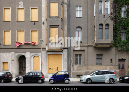 Berlin, Allemagne, avec des panneaux en bois d'un windows verrouillé vieux bâtiment abandonné Banque D'Images