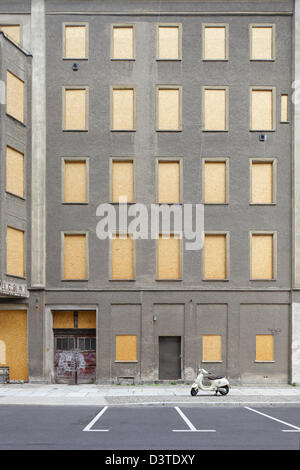 Berlin, Allemagne, avec des panneaux en bois d'un windows verrouillé vieux bâtiment abandonné Banque D'Images