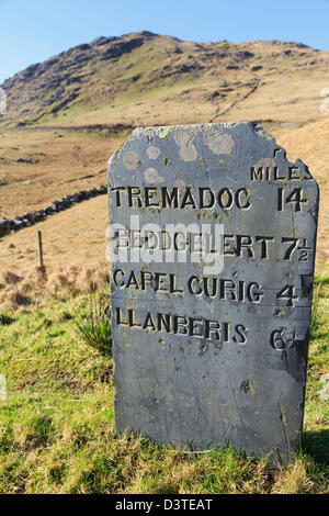 Ardoise ancienne étape importante montrant la distance en milles impériales à Nant Gwynant tête dans le parc national de Snowdonia au nord du Pays de Galles Royaume-uni Grande-Bretagne Banque D'Images