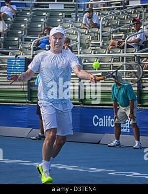 Delray Beach, Florida, USA. Feb 24, 2013. La légende du tennis et de la renommée John McEnroe a été défait à l'ATP Champions Tour final 6-4, 6-2 par Carlos Moya qui est devenu le premier deux fois vainqueur de l'ATP Champions Tour à l'ITC de Delray Beach. L'International Tennis Championships est une série de l'ATP World Tour 250 men's tennis tournament a lieu chaque année à Delray Beach, en Floride. Athlète sponsorisé Nike John McEnroe. (Crédit Image : Crédit : Arnold Drapkin/ZUMAPRESS.com/Alamy Live News/Alamy Live News) Banque D'Images