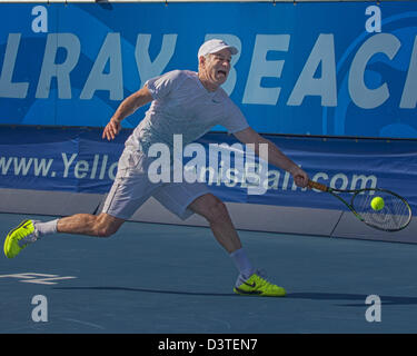 Delray Beach, Florida, USA. Feb 24, 2013. La légende du tennis et de la renommée John McEnroe a été défait à l'ATP Champions Tour final 6-4, 6-2 par Carlos Moya qui est devenu le premier deux fois vainqueur de l'ATP Champions Tour à l'ITC de Delray Beach. L'International Tennis Championships est une série de l'ATP World Tour 250 men's tennis tournament a lieu chaque année à Delray Beach, en Floride. Athlète sponsorisé Nike John McEnroe. (Crédit Image : Crédit : Arnold Drapkin/ZUMAPRESS.com/Alamy Live News/Alamy Live News) Banque D'Images