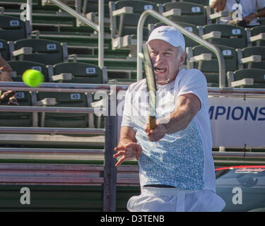 Delray Beach, Florida, USA. Feb 24, 2013. La légende du tennis et de la renommée John McEnroe a été défait à l'ATP Champions Tour final 6-4, 6-2 par Carlos Moya qui est devenu le premier deux fois vainqueur de l'ATP Champions Tour à l'ITC de Delray Beach. L'International Tennis Championships est une série de l'ATP World Tour 250 men's tennis tournament a lieu chaque année à Delray Beach, en Floride. Athlète sponsorisé Nike John McEnroe. (Crédit Image : Crédit : Arnold Drapkin/ZUMAPRESS.com/Alamy Live News/Alamy Live News) Banque D'Images