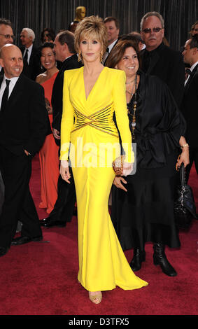 Los Angeles, Californie, USA. 24 février 2013. JANE FONDA portant une robe Versace jaune vif arrive sur le tapis rouge pour la 85e Academy Awards au Kodak Theater. (Crédit Image : Photo : Lisa O'Connor/ZUMAPRESS.com/Alamy Live News) Banque D'Images