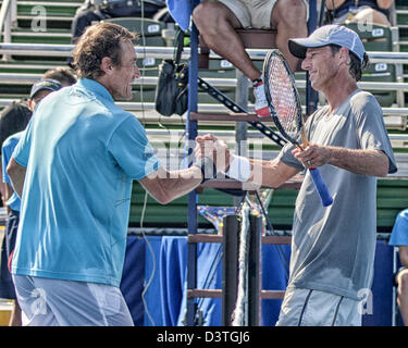 Delray Beach, Florida, USA. 24 février 2013. Mats Wilander (SWE) à gauche les mains avec Aaron Krickstein fermoirs (USA] après leur demi-finale du Circuit des Champions. Krickstein défait Wilander 4-6, 7-5 (10-5) pour prendre la troisième place d'accueil trophée. Krickstein, qui dirige une école de tennis dans la ville voisine de Boca Raton, a remporté deux de ses trois matchs au cours de l'événement de trois jours et d'améliorer son dossier de 7-6 à l'ITC de Delray Beach. L'International Tennis Championships est une série de l'ATP World Tour 250 men's tennis tournament a lieu chaque année à Delray Beach, en Floride. (Crédit Image : © Arnold Drapkin/ZUMAPRESS.com/A Banque D'Images