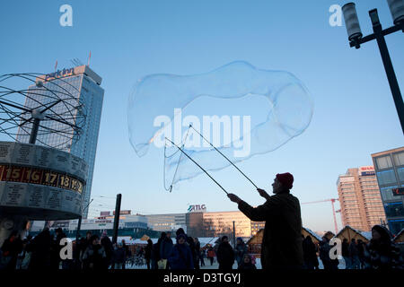 Berlin, Allemagne, un homme fait grande bulle de savon sur l'Alexanderplatz Banque D'Images