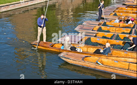 Les touristes en plates sur le dos Rivière Cam Cambridge Cambridgeshire angleterre Europe Banque D'Images