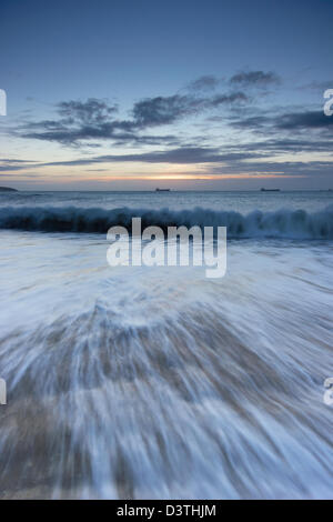 Lever du soleil à partir de la plage de Swanpool à Cornwall Banque D'Images