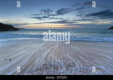 Lever du soleil à partir de la plage de Swanpool à Cornwall Banque D'Images