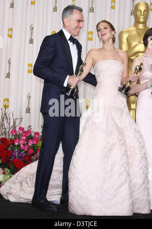 DANIEL DAY LEWIS ET JENNIFER LAWRENCE 85E ACADEMY AWARDS PRESSE KODAK THEATER LOS ANGELES CALIFORNIA USA 24 Février 2013 Banque D'Images