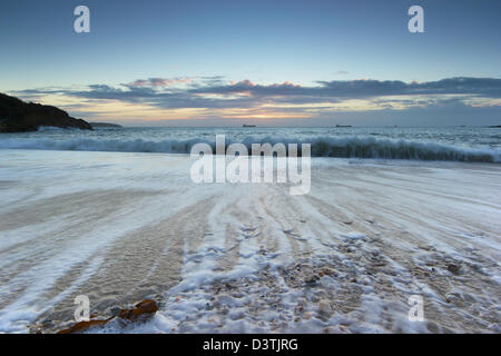 Lever du soleil à partir de la plage de Swanpool à Cornwall Banque D'Images