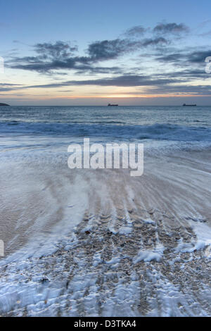 Lever du soleil à partir de la plage de Swanpool à Cornwall Banque D'Images