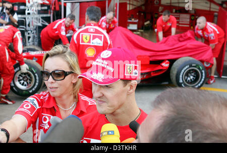 L'Allemand Michael Schumacher pilote de Formule 1 de la Scuderia Ferrari F1 Team parle aux médias alors que pousser sa voiture mécanique Retour au garage après Schumacher a pris sa retraite du Grand Prix du Japon à l'hippodrome à Suzuka, au Japon, le dimanche 08 octobre 2006. Photo : Gero Breloer Banque D'Images