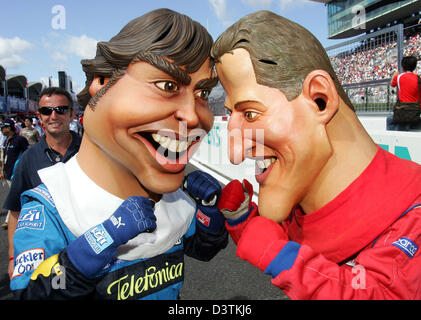 Caricature de pilotes de Formule 1 l'Allemand Michael Schumacher (R) et l'Espagnol Fernando Alonso a photographié avant le Grand Prix du Japon à l'hippodrome à Suzuka, au Japon, le dimanche 08 octobre 2006. Photo : Gero Breloer Banque D'Images