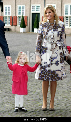 La princesse Maxima et sa fille Amalia arriver au baptême de Léonore, fille du prince Charles et de la Princesse Laurentien et petite-fille de la Reine Beatrix à la chapelle du palais Het Loo à Apeldoorn, aux Pays-Bas, le dimanche, 8 octobre 2006. Photo : Albert Nieboer (Pays-Bas) Banque D'Images