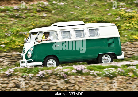 Campervan VW vert sur la route côtière, St Agnes, Cornwall, UK Banque D'Images