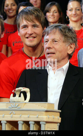 Roman Polanski directeur Star (R) et le chanteur et acteur Alexander Klaws (L) sont illustrés à la répétition de la comédie musicale "Tanz der Vampire" ('Dance des vampires') à Berlin, mercredi, 11 octobre 2006. Klaws joue le rôle de 'Alfred'. La comédie musicale sera présentée en décembre. Photo : Jens Kalaene Banque D'Images