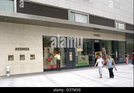 L'image montre une boutique Hermes à Nanjing Road à Shanghai, Chine, samedi, 08 juillet 2006. Photo : Lars Halbauer Banque D'Images