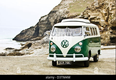 Camping-car VW vert sur beach, St Agnes, Cornwall, UK Banque D'Images