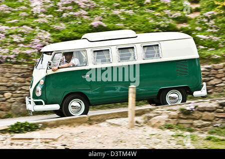 Campervan VW vert sur la route côtière, St Agnes, Cornwall, UK Banque D'Images