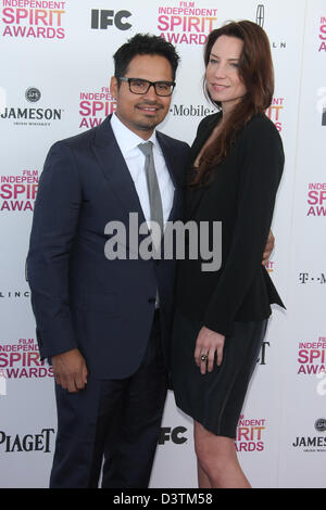 MICHAEL PENA & GUEST 2013 Film Independent Spirit Awards BEACH SANTA MONICA CALIFORNIA USA 23 Février 2013 Banque D'Images