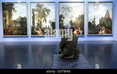 Un visiteur observe les peintures 'passion' (1687) par les artistes Gerard De Lairesse et Johannes Glauber au Wallraf-Richartz-Museum de Cologne, Allemagne, le vendredi 13 octobre 2006. L'exposition 'Vom Adel der Malerei - le noble art de la peinture. Hollande vers 1700" présente 110 peintures de 40 artistes différents à partir du 14 octobre jusqu'au 21 janvier 2007. Le Rijksmuseum à Amsterd Banque D'Images