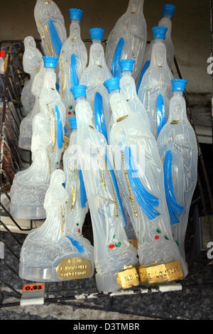 Les bouteilles en plastique en forme de vierge, d'être utilisés pour remplir avec de l'eau de la source sainte, photographiés dans un magasin pour des objets de dévotion dans la ville de pèlerinage de Lourdes, France, 08 septembre 2006. Vierge Marie est dit avoir plusieurs fois appered à 14 ans, Bernadette Soubirous à la grotte de Massabiell à compter du 11 février 1858. Au cours d'une de ces visions Bernadette exposés un wellspri Banque D'Images