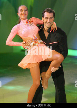 L'ancien lanceur de disque Lars Riedel et Darya Manoylo Nucci sont illustrés à la 'Dancing show on Ice' par la chaîne de télévision privée allemande RTL à Cologne, en Allemagne, le samedi 14 octobre 2006. Pour le concours de danse sur glace huit célébrités du show-business et le monde du sport professionnel en couple de patinage artistique. Photo : Felix Heyder Banque D'Images