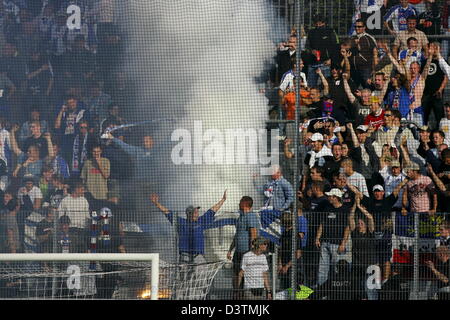 Fans de Enrico Kern de Hansa Rostock célébrer avec pétards au cours de la deuxième division de la Bundesliga match SV Wacker Burghausen vs FC Hansa Rostock de Burghausen, Allemagne, le dimanche 15 octobre 2005. Photo : Matthias Schrader (ATTENTION : embargo ! Le LDF permet la poursuite de l'utilisation des images dans l'IPTV, les services mobiles et autres technologies nouvelles seulement deux heures après la fin de Banque D'Images