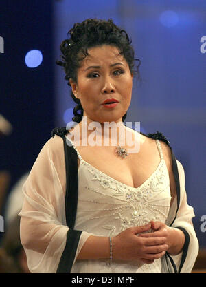 (Afp) - Le sud-coréen Opera singer Hellen connu est représenté sur scène lors de l'opéra 'gala de bienfaisance pour les enfants d'aide de l'Europe" à Munich, Allemagne, 14 octobre 2006. Photo : Ursula Dueren Banque D'Images