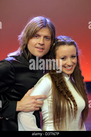 Chanteur John Kelly et son épouse et partenaire duo Maite Itoiz sont illustrés à la ZDF star live show gala au profit de l'Agro Action allemande à Riesa, Allemagne, jeudi, 19 octobre 2006. De nombreuses célébrités a répondu à des appels téléphoniques pour les dons au cours de la 11e spectacle bénéfique. Photo : Jens Kalaene Banque D'Images