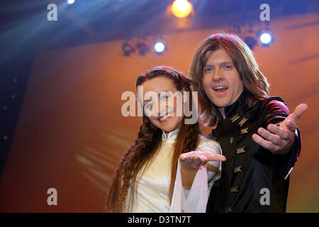 Chanteur John Kelly et son épouse et partenaire duo Maite Itoiz sont illustrés à la ZDF star live show gala au profit de l'Agro Action allemande à Riesa, Allemagne, jeudi, 19 octobre 2006. De nombreuses célébrités a répondu à des appels téléphoniques pour les dons au cours de la 11e spectacle bénéfique. Photo : Jens Kalaene Banque D'Images