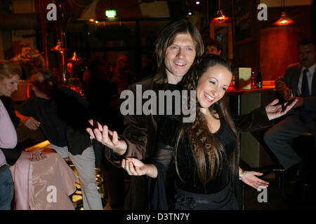 Chanteur John Kelly et son épouse et partenaire duo Maite Itoiz sont illustrés à l'after party de la ZDF star live show gala au profit de l'Agro Action allemande à Riesa, Allemagne, jeudi, 19 octobre 2006. De nombreuses célébrités a répondu à des appels téléphoniques pour les dons au cours de la 11e spectacle bénéfique. Photo : Jens Kalaene Banque D'Images